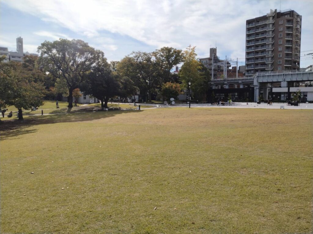 芝生広場一部養生のお知らせ（11/13～12月中旬予定）